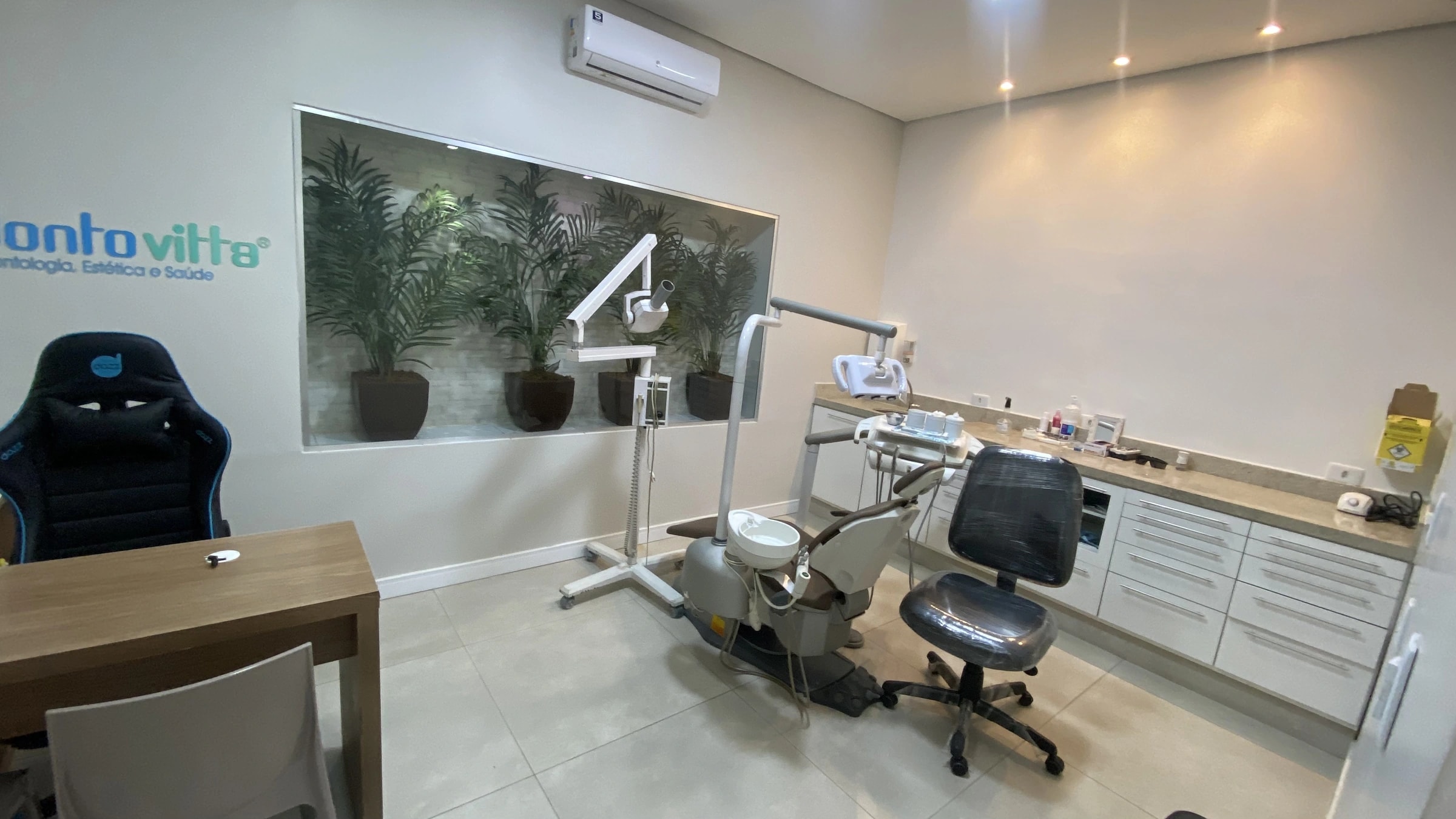 Consultório da Odonto Vitta com jardim ao fundo
