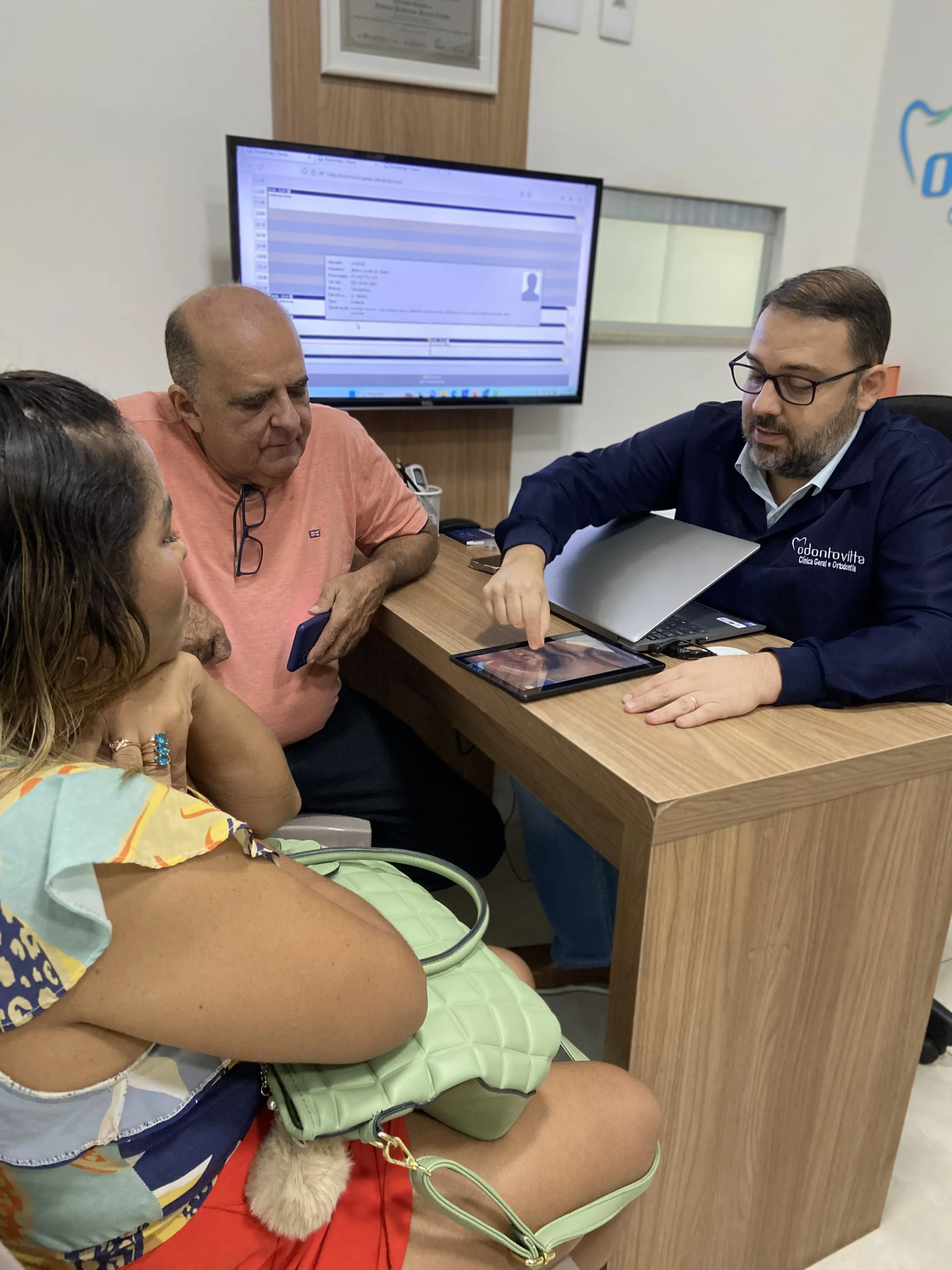 Dentista da Odonto Vitta explica o tratamento para pacientes